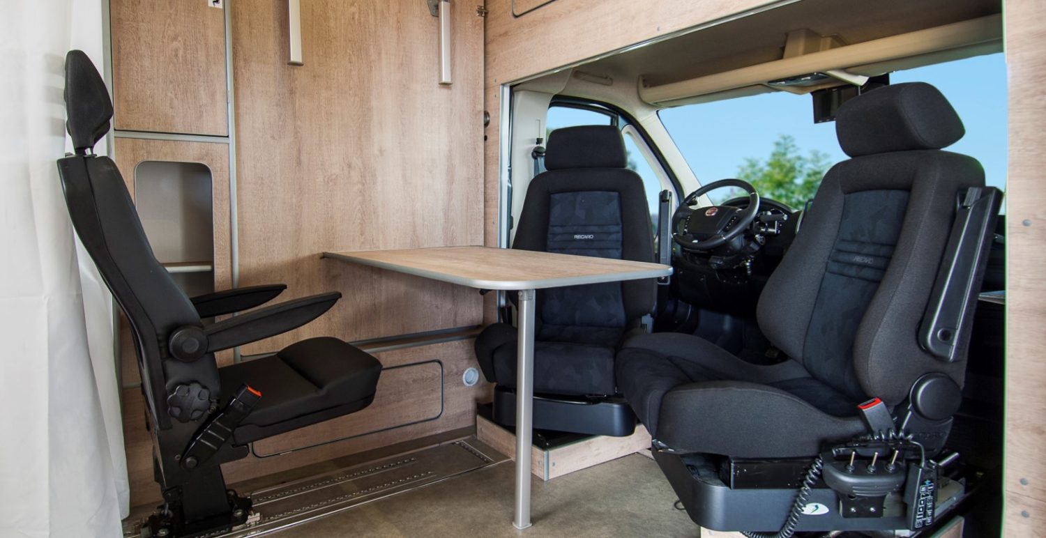 Vue intérieur, coin repas avec sièges basculant pour personnes à mobilité réduite