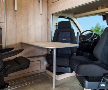 Vue intérieur, coin repas avec sièges basculant pour personnes à mobilité réduite