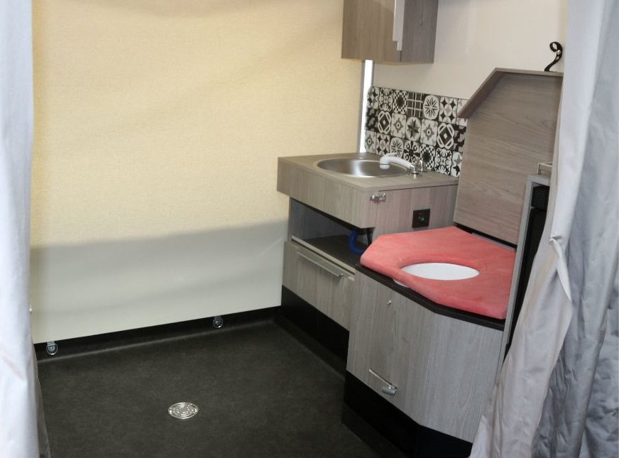 Douche à l'italienne dans camping-car PMR Hoddicé